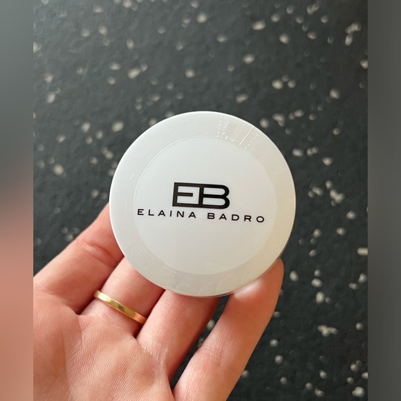 ELAINA BADRO | Loose Powder in Light - Picture 5 of 5